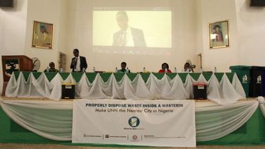 Podium bei einer Konferenz in Nigeria "Make UNN the Neatest City in the World"