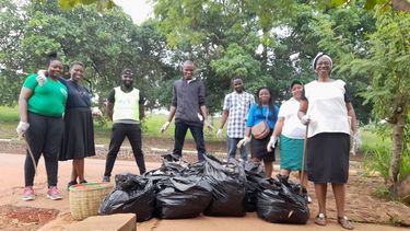 Gruppe bei einer Müllsammelaktion an der UNN, Nigeria
