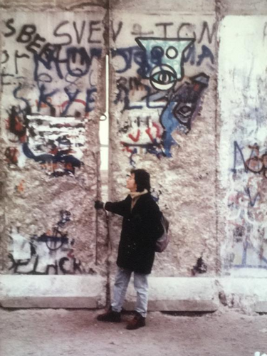 Maria Graças Lins Brandão an der Berliner Mauer