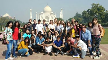  The PASCH initiative: students from the partner schools Europaschule Köln and Ahlcon International School Delhi at the famous Taj Mahal in Agra, India, during the exchange programme. 