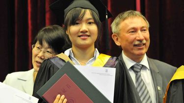 Studentin des Shanghai-Hamburg Colleges mit deutscher und chinesischer Abschlussurkunde