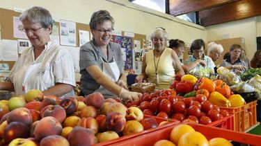 Freiwillige sortieren Obst und Gemüse