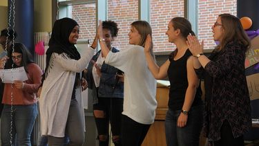 Multikulturelle Schüler:innen im Klasseraum