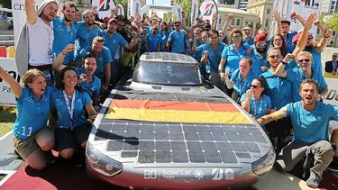 Die Freude ist groß: Elektromobil "Blue Cruiser" im Ziel im Adelaide