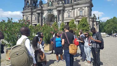 Teilnehmende des SDG-Graduiertenkollegs Wits-TUB Urban Lab vor dem Berliner Dom