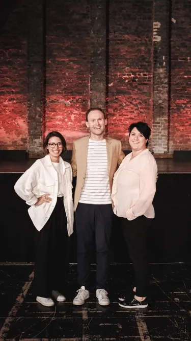 Organizers Anastasia Sukhomlinova (r.) and Elena Lipilina (l.) with host Zak Reimer