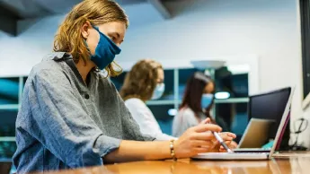 Während der Corona-Pandemie im Ausland forschen: Junge Frauen arbeiten am Laptop