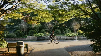 Ein Fahrradfahrer fährt durch einen Stadtpark