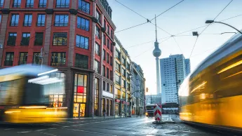 Straßenbahnen in Berlin mit Alexanderturm