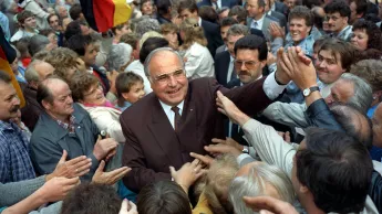 Bundeskanzler Helmut Kohl am 5.9.1990 von Massen umringt bei einer Wahlkampfveranstaltung in Heiligenstadt in Thüringen.