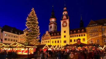 Chemnitzer Weihnachtsmarkt bei Nacht mit Tannenbaum und Essensständen