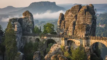 Die Basteibrücke im Nationalpark der Sächsischen Schweiz in Deutschland