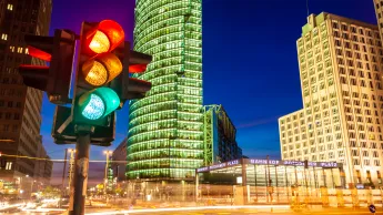 Potsdamer Platz mit Ampel im Vordergrund