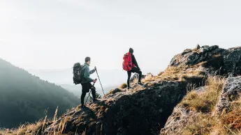 Zwei junge Menschen mit dem Rucksack beim Wandern