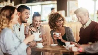 Freunde treffen sich beim Kaffee und Kuchen