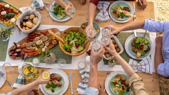 Gedeckter Tisch von oben mit vegetarischen Gerichten