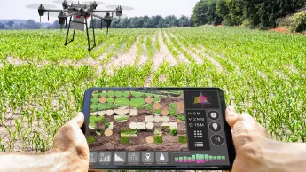 Moderne intelligente Landwirtschaftstechnik auf dem Bauernhof mit Drohne