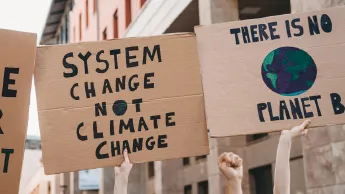 Schilder bei einer Demonstration gegen den Klimawandel