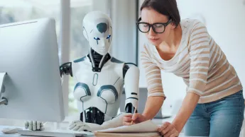 Frau und KI-Roboter arbeiten zusammen am Schreibtisch.