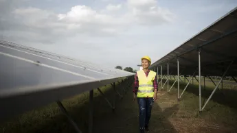 Junge Ingenieurin Wartung von Solarzellen