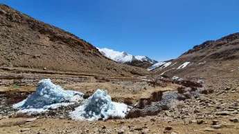 Künstliche Eishügel ersetzen natürliche Gletscher.