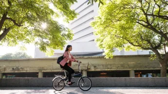 Radfahrerin in der Stadt