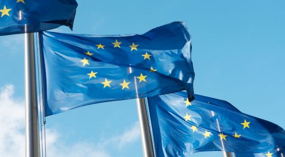Reihe blauer Flaggen der Europäischen Union in Brüssel