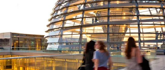 Die Kuppel und die Dachterrasse des Reichstagsgebäudes bei Sonnenuntergang