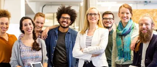 Eine Gruppe von Menschen steht in einem Büro.